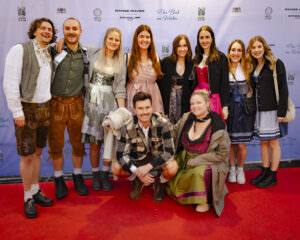 Zwei junge Männer im Festzelt beim Rü Oktoberfest // Essen/Mülheim am Flugplatz
