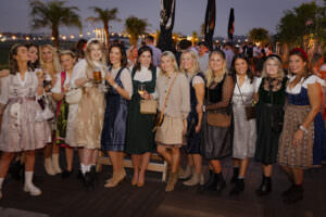 Freundinnen in traditioneller Oktoberfest Kleidung beim Rü Oktoberfest // Essen/Mülheim am Flugplatz