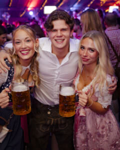 Elegante Gäste in Dirndl und Lederhose beim Rü Oktoberfest // Essen/Mülheim am Flugplatz