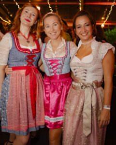 Volles Festzelt mit farbiger Beleuchtung beim RÜ Oktoberfest // Flughafen Essen/Mülheim