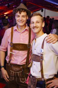 Freundesgruppe mit Bier und guter Laune beim RÜ Oktoberfest // Flughafen Essen/Mülheim