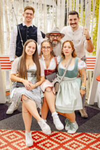 Gäste sitzen zusammen im Festzelt beim RÜ Oktoberfest // Flughafen Essen/Mülheim
