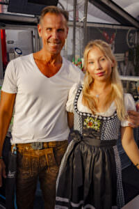 Zwei Frauen in Tracht beim RÜ Oktoberfest // Flughafen Essen/Mülheim