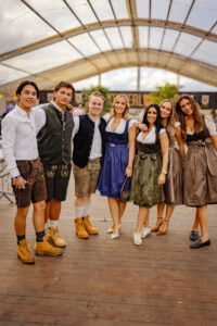 Große Gruppe mit bester Stimmung beim RÜ Oktoberfest // Flughafen Essen/Mülheim
