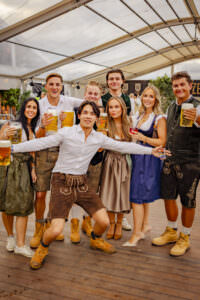 Paar in Trachtenmode auf dem RÜ Oktoberfest // Flughafen Essen/Mülheim