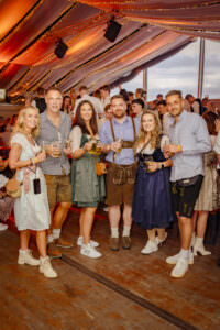 Freundesgruppe in Dirndl und Tracht beim RÜ Oktoberfest // Flughafen Essen/Mülheim