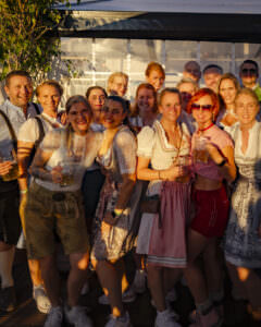 Fröhliche Gäste in Tracht beim RÜ Oktoberfest // Flughafen Essen/Mülheim