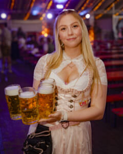 Servicekraft im Dirndl mit Maßkrügen beim RÜ Oktoberfest // Flughafen Essen/Mülheim