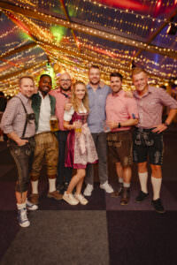 Gemischte Gruppe in Trachtenmode beim RÜ Oktoberfest // Flughafen Essen/Mülheim