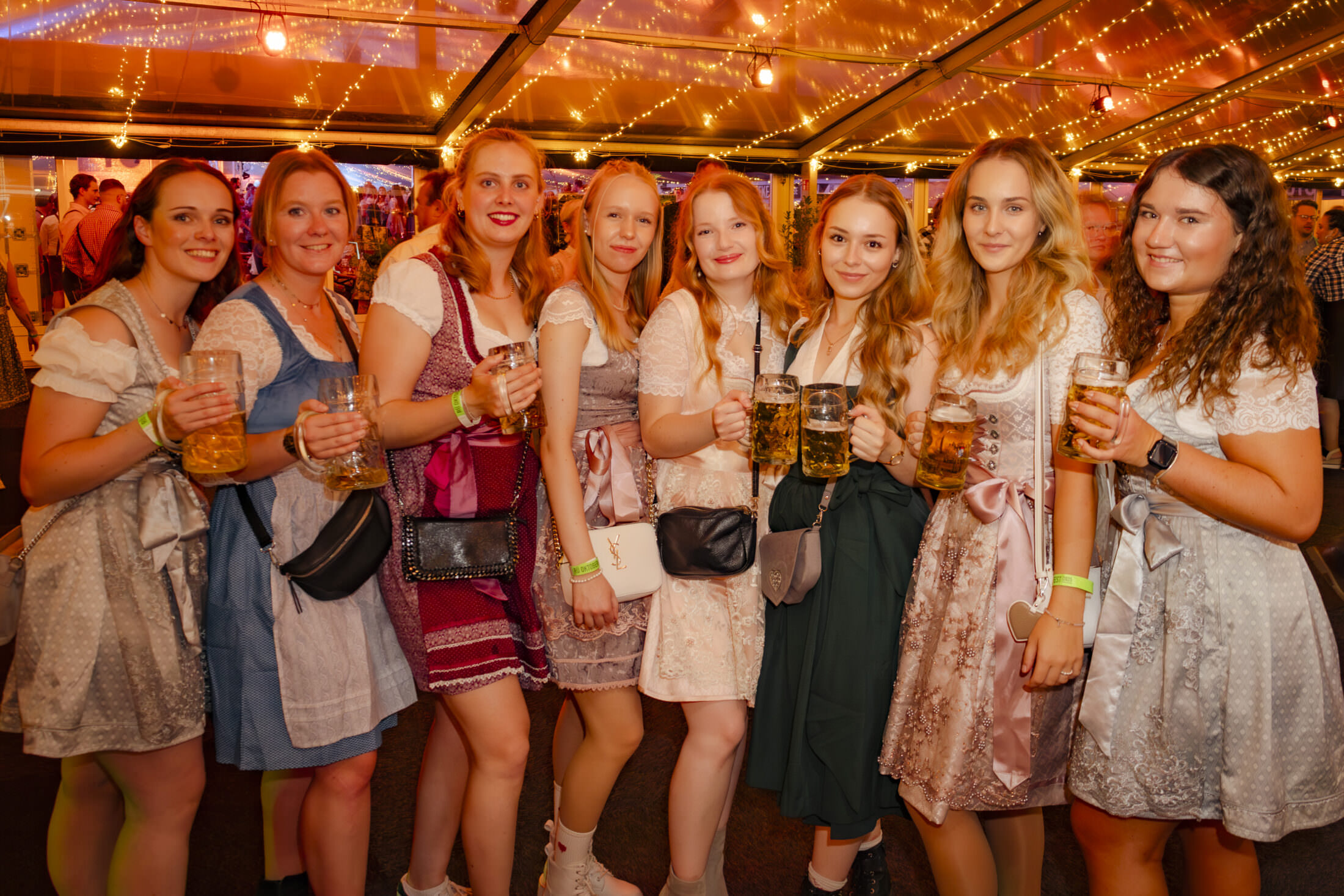 Feier beim RÜ Oktoberfest nahe Dortmund Gäste feiern beim RÜ Oktoberfest am Flughafen Essen/Mülheim nahe Dortmund