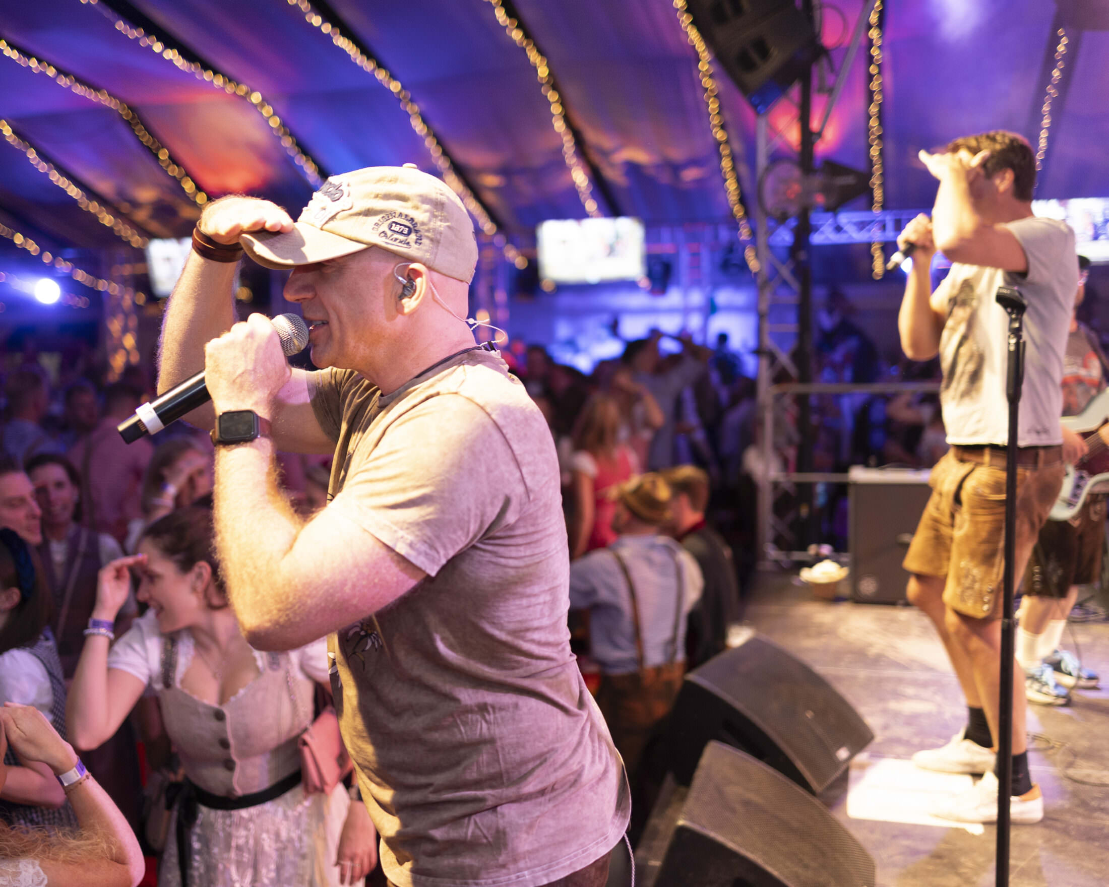 Gemeinsame Feier beim RÜ Oktoberfest für Duisburg Gemeinsame Feier beim RÜ Oktoberfest am Flughafen Essen/Mülheim für Gruppen aus Duisburg