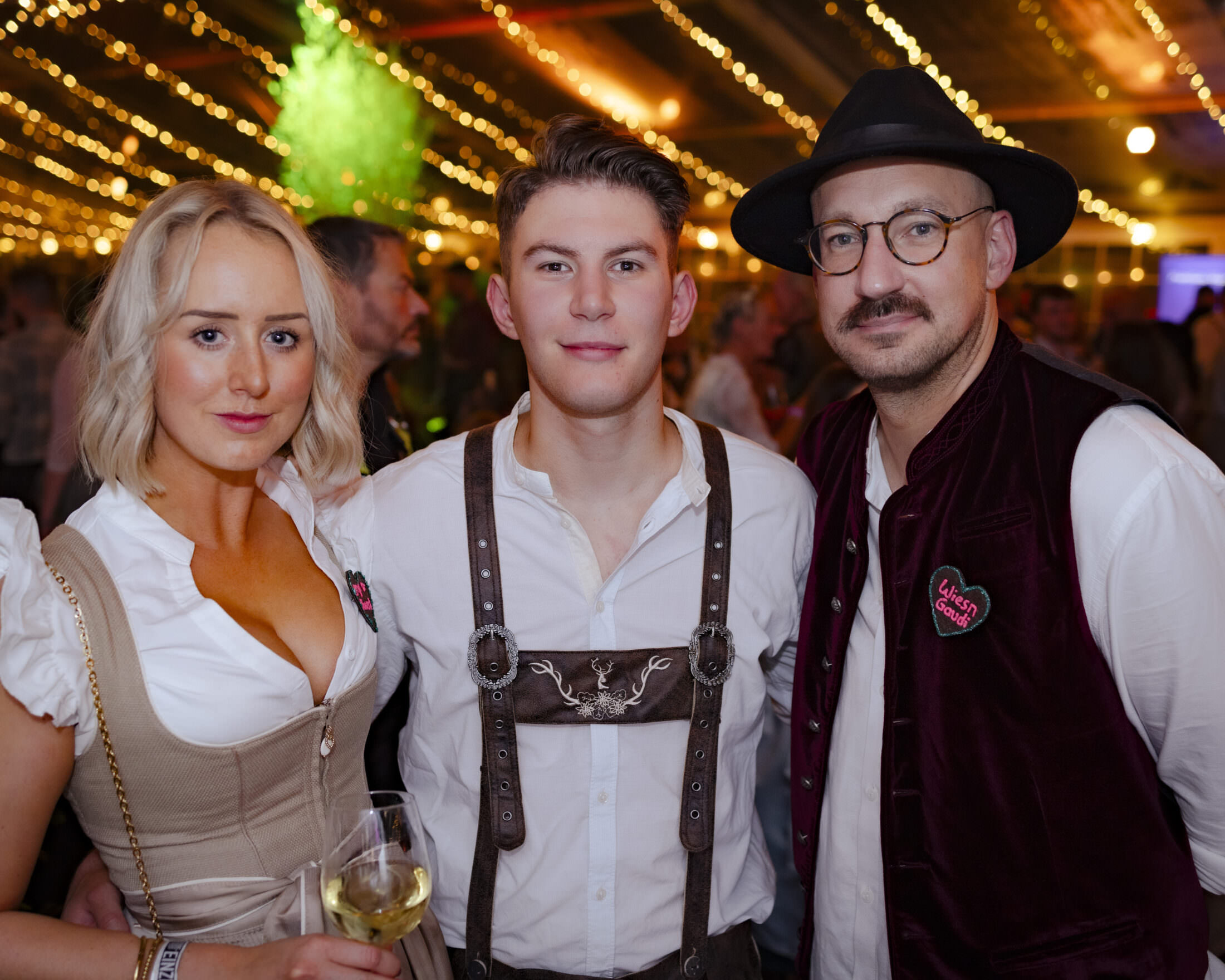 Gäste in Lederhose und Dirndl beim RÜ Oktoberfest nahe Bottrop