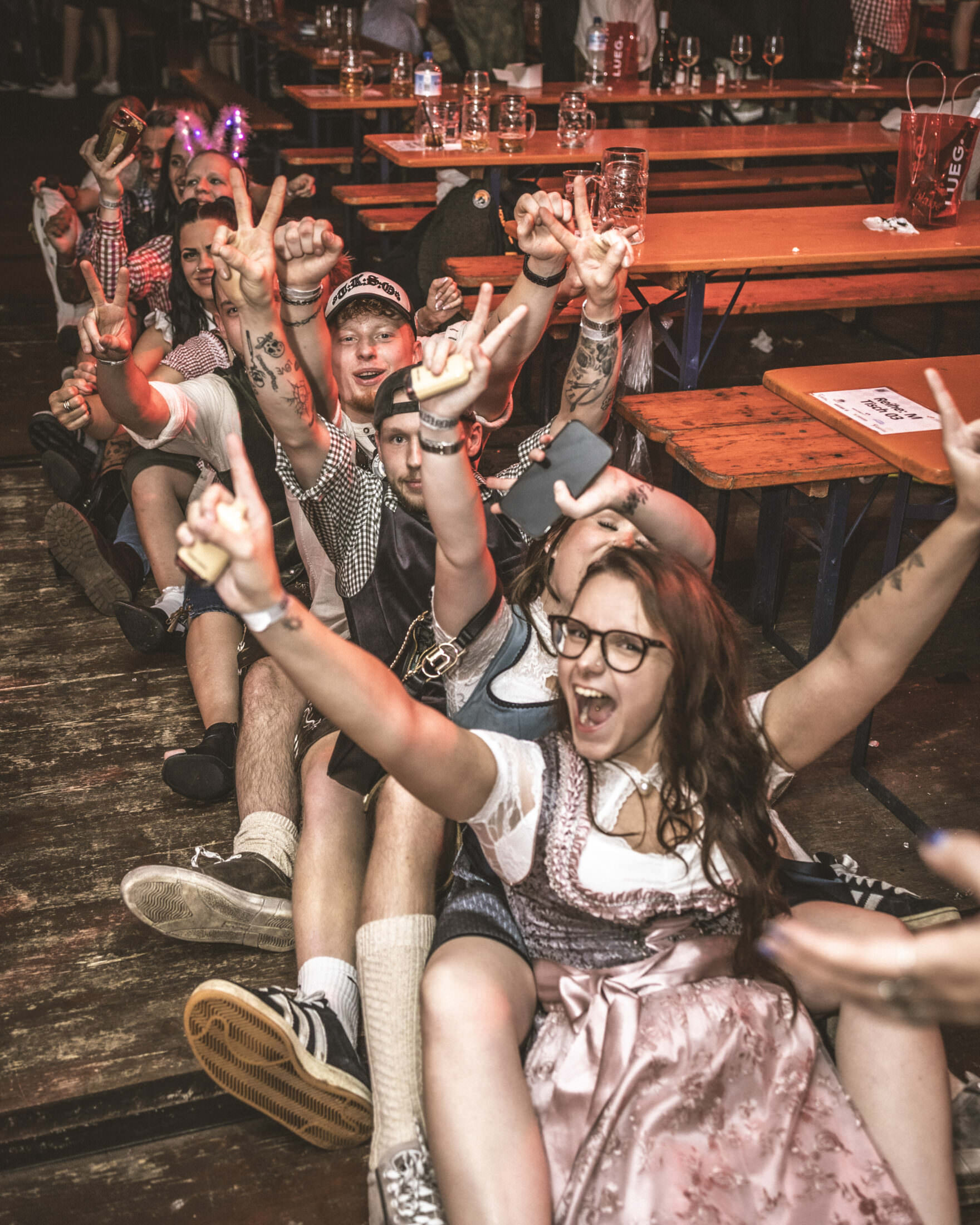 Ausgelassene Stimmung auf den Bänken beim RÜ Oktoberfest Ausgelassene Stimmung auf den Bänken beim RÜ Oktoberfest Flughafen Essen/Mülheim