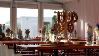 Feiernde Menschen im großen Festzelt beim Rü Oktoberfest Feiernde Menschen im großen Festzelt beim Rü Oktoberfest // Flughafen Essen/Mülheim