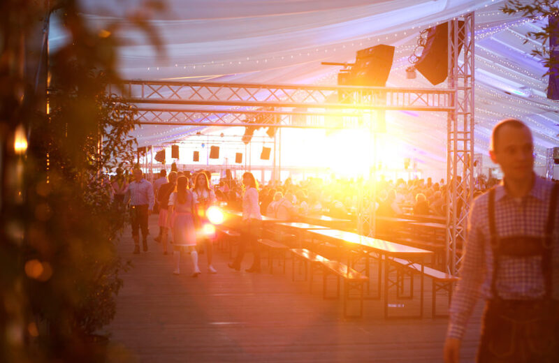 rue-oktoberfest-essen-sonnenuntergang-im-zelt rue-oktoberfest-essen-sonnenuntergang-im-zelt