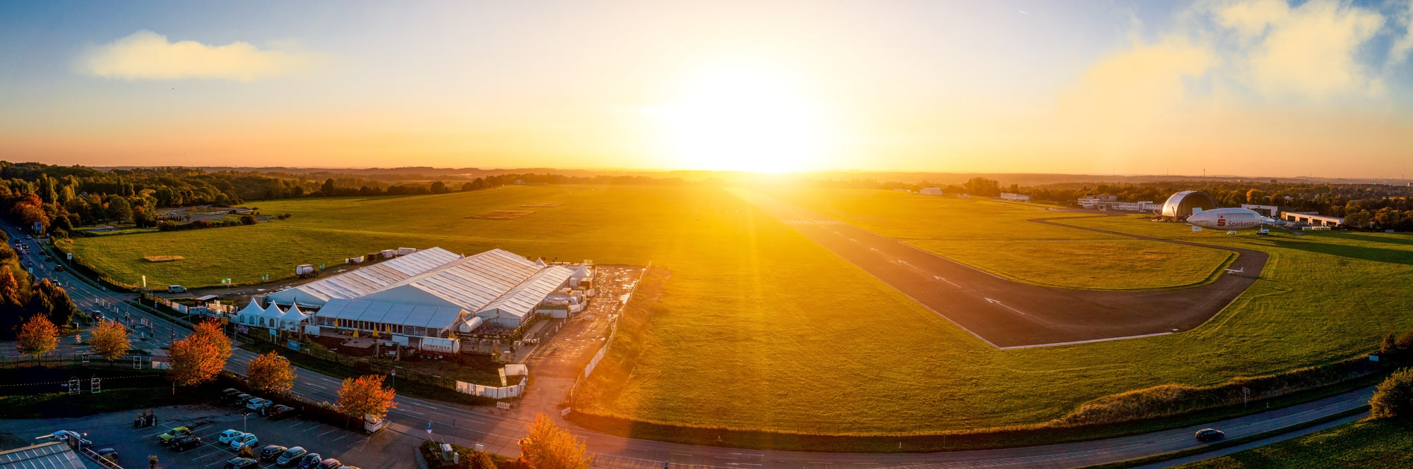 RÜ Oktoberfest am Flughafen Essen/Mülheim bei Sonnenuntergang